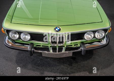 Autofront mit Markenzeichen eines BMW der 7-Serie, Baujahr ca. 1970, Bodensee Klassikwelt 2023, Friedrichshafen Stockfoto