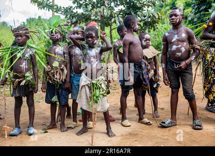 Pygmy-Jungs, Kisangani, Kongo Stockfoto