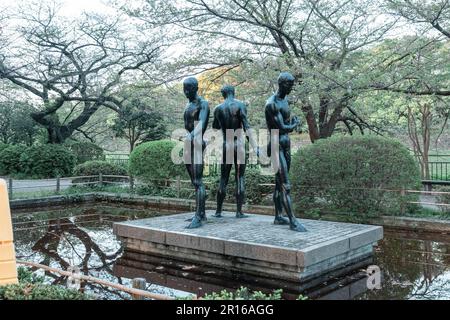 TOKIO, JAPAN - 9. APRIL 2023: Chidorigafuchi-Park am Abend im Chiyoda-Viertel Stockfoto