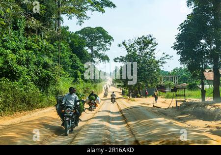 Straße vor Kisangani, DR Kongo Stockfoto