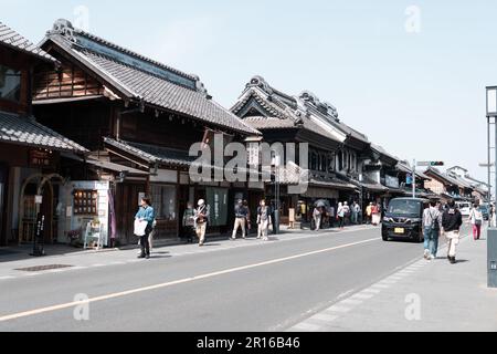 KAWAGOE, JAPAN - 11. APRIL 2023: Touristenwanderung in der Kanetsuki Street Stockfoto