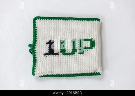 Umschlag für externe Festplatte, gehäckselt mit aufgesticktem Text „1 up“ Stockfoto