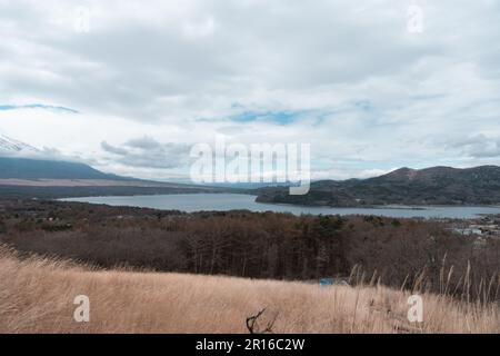 Yamanaka-See und Mt. Fuji am bewölkten Tag vom Panoramadai Aussichtspunkt aus gesehen Stockfoto