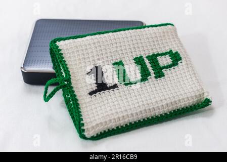 Umschlag für externe Festplatte, gehäckselt mit aufgesticktem Text „1 up“ Stockfoto