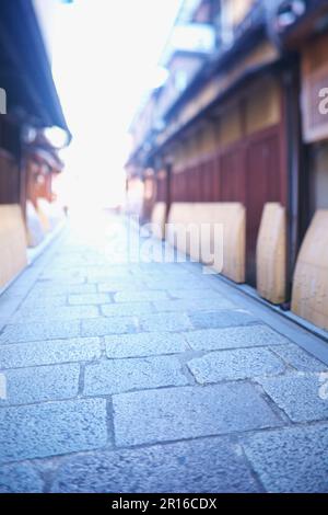 Kopfsteingepflasterte Gassen und Straßen von Kyoto Gion Shirakawa Stockfoto