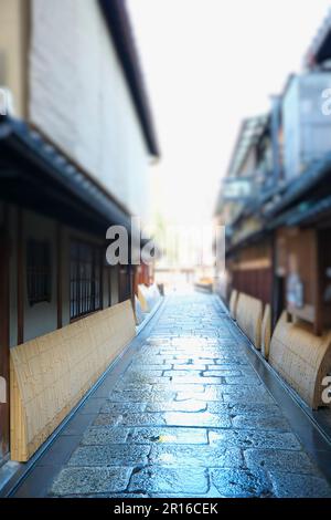 Kopfsteingepflasterte Gassen und Straßen von Kyoto Gion Shirakawa Stockfoto