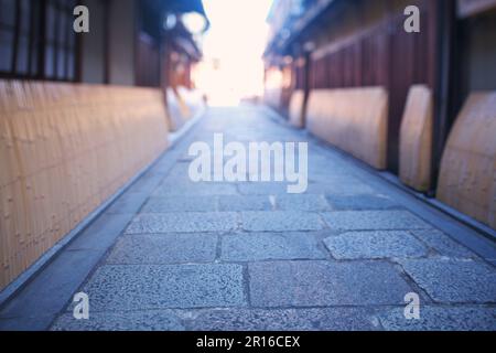 Kopfsteingepflasterte Gassen und Straßen von Kyoto Gion Shirakawa Stockfoto