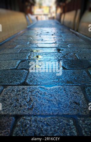 Kopfsteingepflasterte Gassen und Straßen von Kyoto Gion Shirakawa Stockfoto