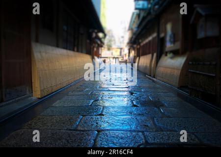 Kopfsteingepflasterte Gassen und Straßen von Kyoto Gion Shirakawa Stockfoto