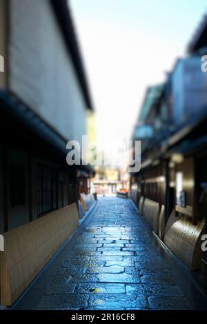 Kopfsteingepflasterte Gassen und Straßen von Kyoto Gion Shirakawa Stockfoto