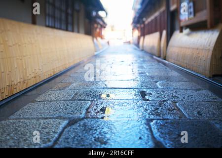 Kopfsteingepflasterte Gassen und Straßen von Kyoto Gion Shirakawa Stockfoto