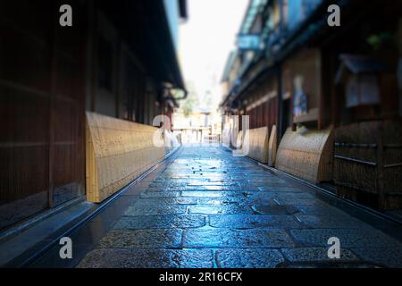 Kopfsteingepflasterte Gassen und Straßen von Kyoto Gion Shirakawa Stockfoto