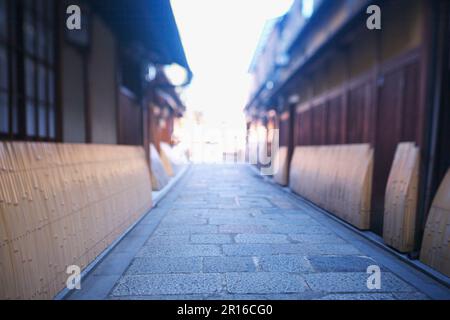 Kopfsteingepflasterte Gassen und Straßen von Kyoto Gion Shirakawa Stockfoto