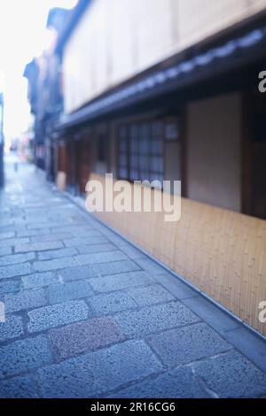 Kopfsteingepflasterte Gassen und Straßen von Kyoto Gion Shirakawa Stockfoto