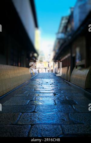 Kopfsteingepflasterte Gassen und Straßen von Kyoto Gion Shirakawa Stockfoto