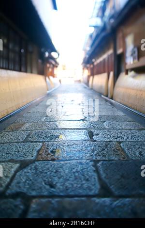 Kopfsteingepflasterte Gassen und Straßen von Kyoto Gion Shirakawa Stockfoto