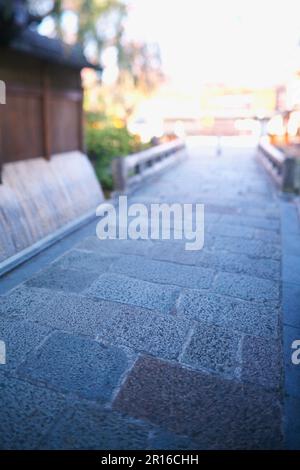 Kopfsteingepflasterte Gassen und Straßen von Kyoto Gion Shirakawa Stockfoto