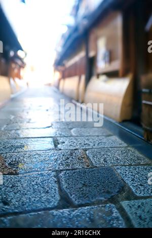 Kopfsteingepflasterte Gassen und Straßen von Kyoto Gion Shirakawa Stockfoto