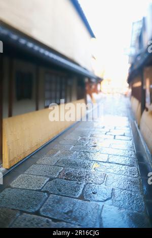 Kopfsteingepflasterte Gassen und Straßen von Kyoto Gion Shirakawa Stockfoto