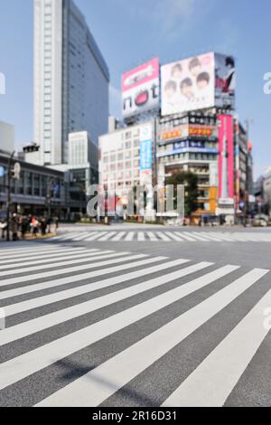 Vor dem Bahnhof Shibuya, den Gebäuden und der Kreuzung Diagonal Stockfoto