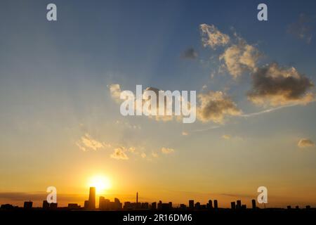 Sonnenuntergang über der Gruppe von Gebäuden des Minato Mirai Stockfoto
