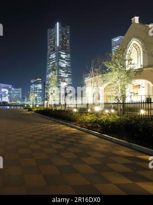 Der Steinpflaster bei Nacht und die Lichter der Minato Mirai Gebäude Stockfoto