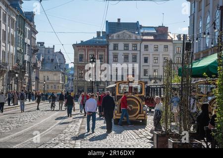 Lemberg, Ukraine. 23. April 2023. Menschen, die im Zentrum von Lemberg zu Fuß unterwegs waren. Trotz des Krieges versuchen die Menschen, ein normales Leben zu führen und Zeit mit Familie und Freunden bei sonnigem Wetter zu verbringen. (Foto: Olena Znak/SOPA Images/Sipa USA) Guthaben: SIPA USA/Alamy Live News Stockfoto