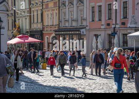 Lemberg, Ukraine. 23. April 2023. Menschen, die im Zentrum von Lemberg zu Fuß unterwegs waren. Trotz des Krieges versuchen die Menschen, ein normales Leben zu führen und Zeit mit Familie und Freunden bei sonnigem Wetter zu verbringen. (Foto: Olena Znak/SOPA Images/Sipa USA) Guthaben: SIPA USA/Alamy Live News Stockfoto