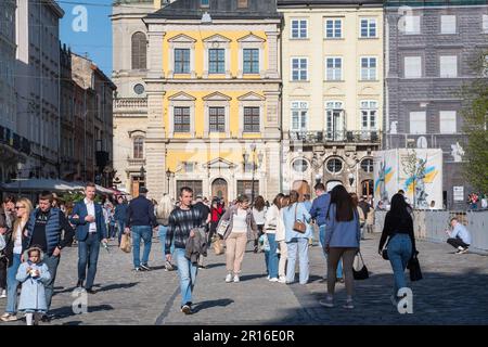 Lemberg, Ukraine. 23. April 2023. Menschen, die im Zentrum von Lemberg zu Fuß unterwegs waren. Trotz des Krieges versuchen die Menschen, ein normales Leben zu führen und Zeit mit Familie und Freunden bei sonnigem Wetter zu verbringen. (Foto: Olena Znak/SOPA Images/Sipa USA) Guthaben: SIPA USA/Alamy Live News Stockfoto