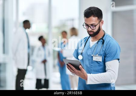 Medizin, Arzt und Tablette mit einem Mann in einer Klinik, der Gesundheits- und Wellness-Daten im Krankenhaus liest. Angestellter, Krankenschwester und männlicher Indianer mit Stockfoto