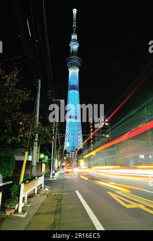 Tokyo Sky Tree (Nachtszene) von der Kototoibashi-Brücke aus gesehen Stockfoto