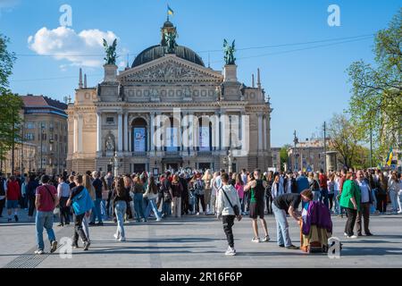 Lemberg, Ukraine. 23. April 2023. Menschen, die im Zentrum von Lemberg zu Fuß unterwegs waren. Trotz des Krieges versuchen die Menschen, ein normales Leben zu führen und Zeit mit Familie und Freunden bei sonnigem Wetter zu verbringen. (Kreditbild: © Olena Znak/SOPA Images via ZUMA Press Wire) NUR REDAKTIONELLE VERWENDUNG! Nicht für den kommerziellen GEBRAUCH! Stockfoto