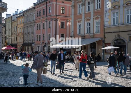 Lemberg, Ukraine. 23. April 2023. Menschen, die im Zentrum von Lemberg zu Fuß unterwegs waren. Trotz des Krieges versuchen die Menschen, ein normales Leben zu führen und Zeit mit Familie und Freunden bei sonnigem Wetter zu verbringen. (Kreditbild: © Olena Znak/SOPA Images via ZUMA Press Wire) NUR REDAKTIONELLE VERWENDUNG! Nicht für den kommerziellen GEBRAUCH! Stockfoto