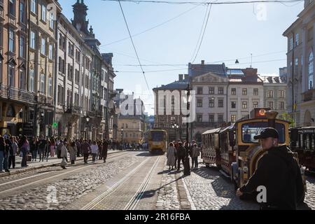 Lemberg, Ukraine. 23. April 2023. Menschen, die im Zentrum von Lemberg zu Fuß unterwegs waren. Trotz des Krieges versuchen die Menschen, ein normales Leben zu führen und Zeit mit Familie und Freunden bei sonnigem Wetter zu verbringen. (Kreditbild: © Olena Znak/SOPA Images via ZUMA Press Wire) NUR REDAKTIONELLE VERWENDUNG! Nicht für den kommerziellen GEBRAUCH! Stockfoto