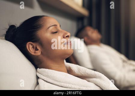 Entspannen Sie sich vom Alltag. Eine Frau, die entspannt aussah, während sie den Tag in einem Spa verbrachte. Stockfoto