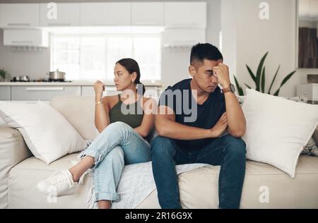 Steckt in einer schwierigen Situation fest. Ein junges Paar, das sich nach einem Streit zu Hause ignoriert. Stockfoto