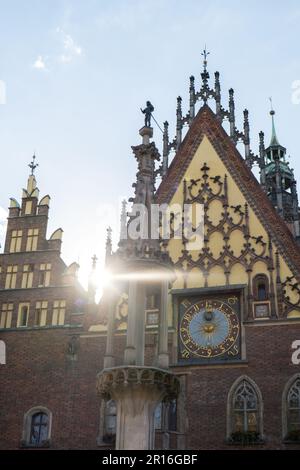 Breslau, Polen Mai 2023 zentraler Marktplatz Breslau mit alten Häusern. Historische Hauptstadt Schlesiens, Europa. Gebäude im Rathausstil. Altstadt-Wahrzeichen-Kathedralen-Kirche. Reiseziel Stockfoto