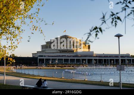 Breslau Polen 2023. Mai Multimedia Fountain in Centennial Hall. UNESCO-Weltkulturerbe für seine einzigartige Architektur, das Wahrzeichen der Centennial Hall von außen. Stockfoto