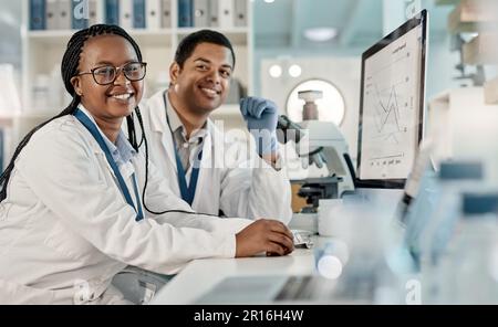 Uns wurde ein neuer Fall zugewiesen, der gelöst werden muss. Porträt von zwei Wissenschaftlern, die an einem Computer in einem Labor zusammenarbeiten. Stockfoto