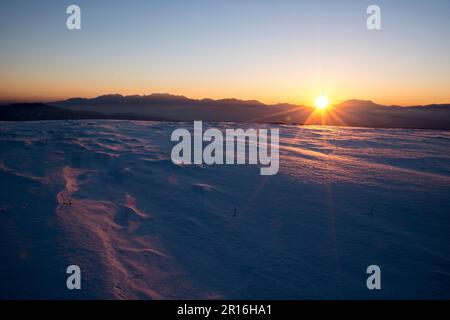 Die Mittelalpen und der Sonnenuntergang von einem Schneefeld im Kirigaminekogen Hochland Stockfoto