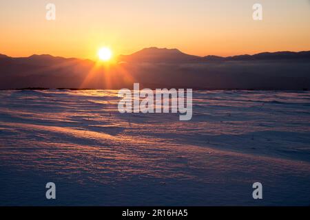 Die Mittelalpen und der Sonnenuntergang von einem Schneefeld im Kirigaminekogen Hochland Stockfoto