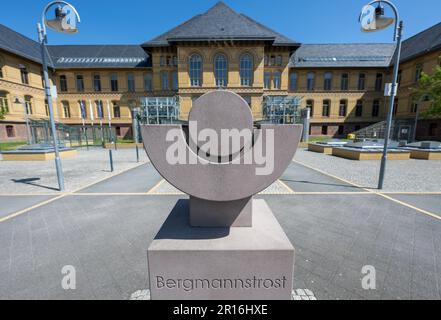 PRODUKTION - 09. Mai 2023, Sachsen-Anhalt, Halle (Saale): Blick auf den Eingang zum Bergmannstrost-Krankenhaus. Die Leiterin der Neurochirurgie, Schwester Toni Selz, wurde zur Krankenschwester des Jahres ernannt. (Zu dpa-Korr: 'Immer auf Augenhöhe - Toni Selz aus Halle ist Krankenschwester des Jahres') Foto: Hendrik Schmidt/dpa Stockfoto