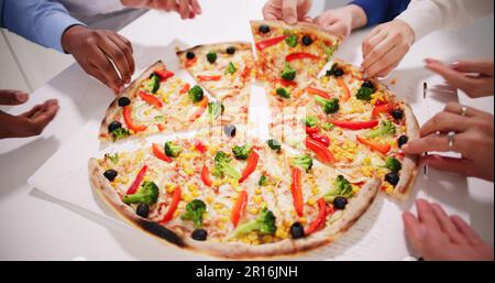 Freunde Essen Pizza Am Bürotisch Im Haus Stockfoto