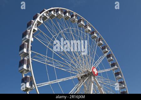 Genf, Schweiz - Juni 11 2018: Riesenrad mit Schweizer Flagge in der Mitte in der Nähe des Genfer Sees. Stockfoto