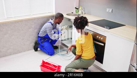 Verstopfung Im Ablauf Der Klempnerreinigungsleitung. Verstopfung Der Kanalisation Beseitigen Stockfoto