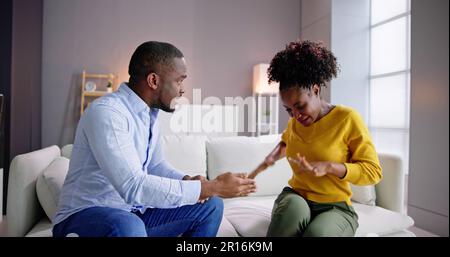 Wütenden jungen afrikanischen Mann schrie Frau Stockfoto