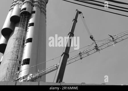 Arbeiter, die einen hohen Kran am ROI et Tower in ROI et Thailand demontieren Stockfoto