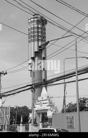 Arbeiter, die einen hohen Kran am ROI et Tower in ROI et Thailand demontieren Stockfoto