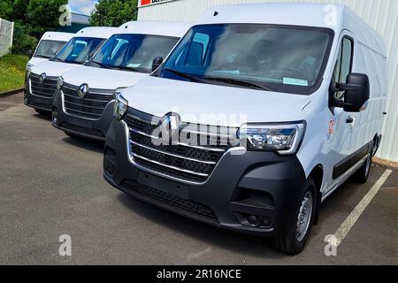 Bordeaux , Aquitaine Frankreich - 05 01 2023 : renault van Master Trafic Nutzfahrzeuge in LKW-Händlern für Industriefahrzeuge Stockfoto