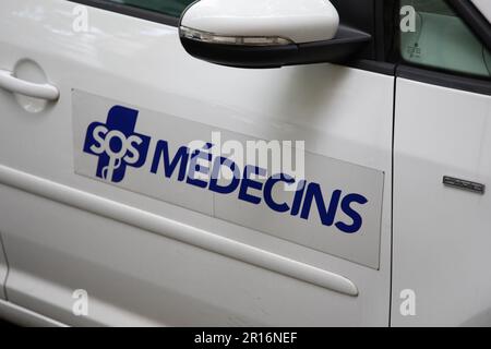 Bordeaux , Aquitaine Frankreich - 05 09 2023 : SOS Medecins Logo Text und Markenzeichen auf dem Arzt Auto medizinischen Notdienst Frankreich Stockfoto